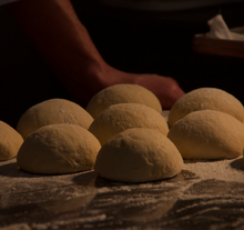 Carregar imagem no visualizador da galeria, Bolo Lêvedo saco de 3 bolos - Tradicional 400g